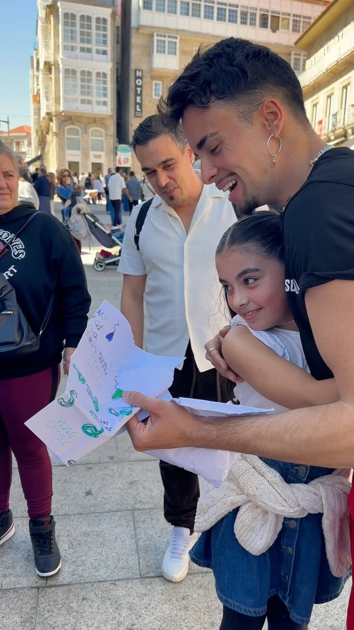 Jesús Soria with fans